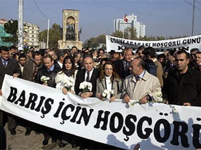 Intelectuales, artistas y representantes del Gobierno turco se manifiestan en Estambul a favor de "la paz y la tolerancia".