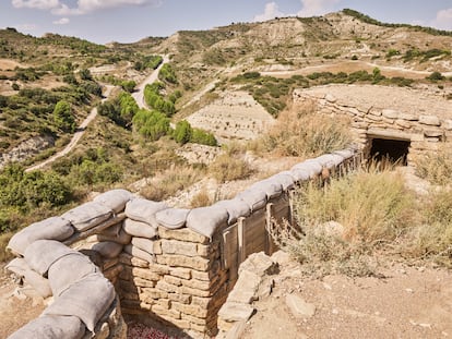 RUTA ORWELL (Huesca y Zaragoza). “Hacía demasiado frío para que hubiera piojos”. Tampoco había mucha acción en la sierra de Alcubierre, recordaba George Orwell en Homenaje a Cataluña (1938), donde ambos bandos estaban parapetados a principios de 1937, a caballo entre Huesca y Zaragoza. Solo niños apuntando a niños: “La edad promedio debe de haber estado muy por debajo de 20″. A su lado, Orwell era un señor escritor de 33 años, un inglés alto y educado que había venido a España “a matar fascistas porque alguien debía hacerlo” y veía cómo la guerra se hacía con megáfonos: “Aquí estamos sentados”, gritaban desde su lado, “comiendo tostadas con mantequilla. ¡Deliciosas tostadas con mantequilla!”. Una mentira digna del Ministerio de la Verdad de ‘1984′. Las trincheras de Orwell y las de los fascistas, reconstruidas con todo detalle, se pueden visitar desde 2006, así como el Centro de Interpretación de la Guerra Civil, en Robres. Turismo de Los Monegros (turismolosmonegros.org) informa de todo esto y organiza recorridos guiados para grupos. Son en coche, pero en la web de Wikiloc se describen diversos senderos por estas trincheras. Cada dos años viene el hijo de Orwell a visitarlas, a hacer memoria.