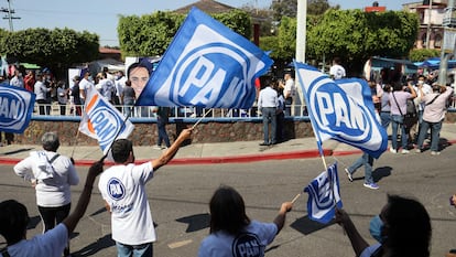 Seguidores del PAN ondean banderas del partido durante un acto de campaña en Cuernavaca, Estado de Morelos, el 4 de abril de 2021.