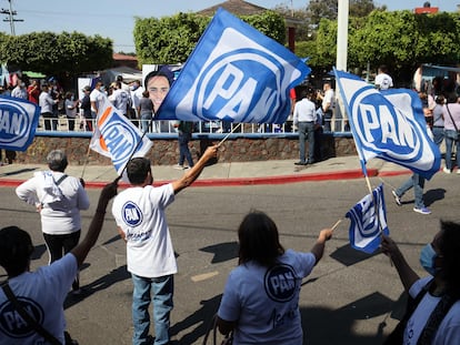 Seguidores del PAN ondean banderas del partido durante un acto de campaña en Cuernavaca, Estado de Morelos, el 4 de abril de 2021.