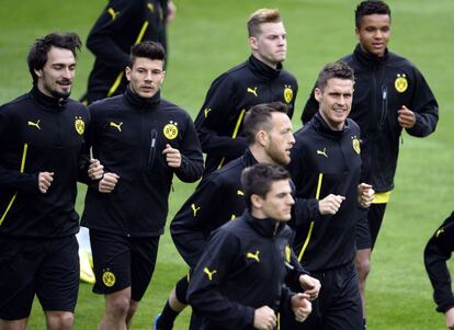 Varios jugadores del Dortmund durante el entrenamiento efectuado esta tarde en el estadio Santiago Bernabéu, en la víspera del partido de ida de los cuartos de final de la Champions League que disputan mañana contra el Real Madrid.