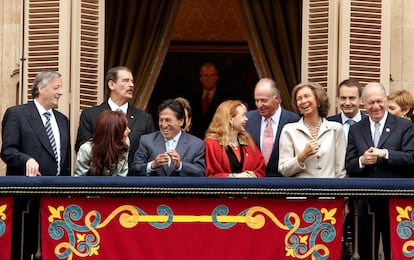 Celebración de XV Cumbre Iberoamericana celebrada en Salamanca, en octubre de 2005. El presidente argentino, Néstor Kirchner, su esposa, Cristina Fernández, y otros mandatarios saludan desde el balcón del ayuntamiento.