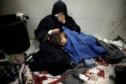 Una mujer abraza a su hija herida en un bombardeo israelí, en el hospital Nasser de Jan Yunis, el 22 de enero.