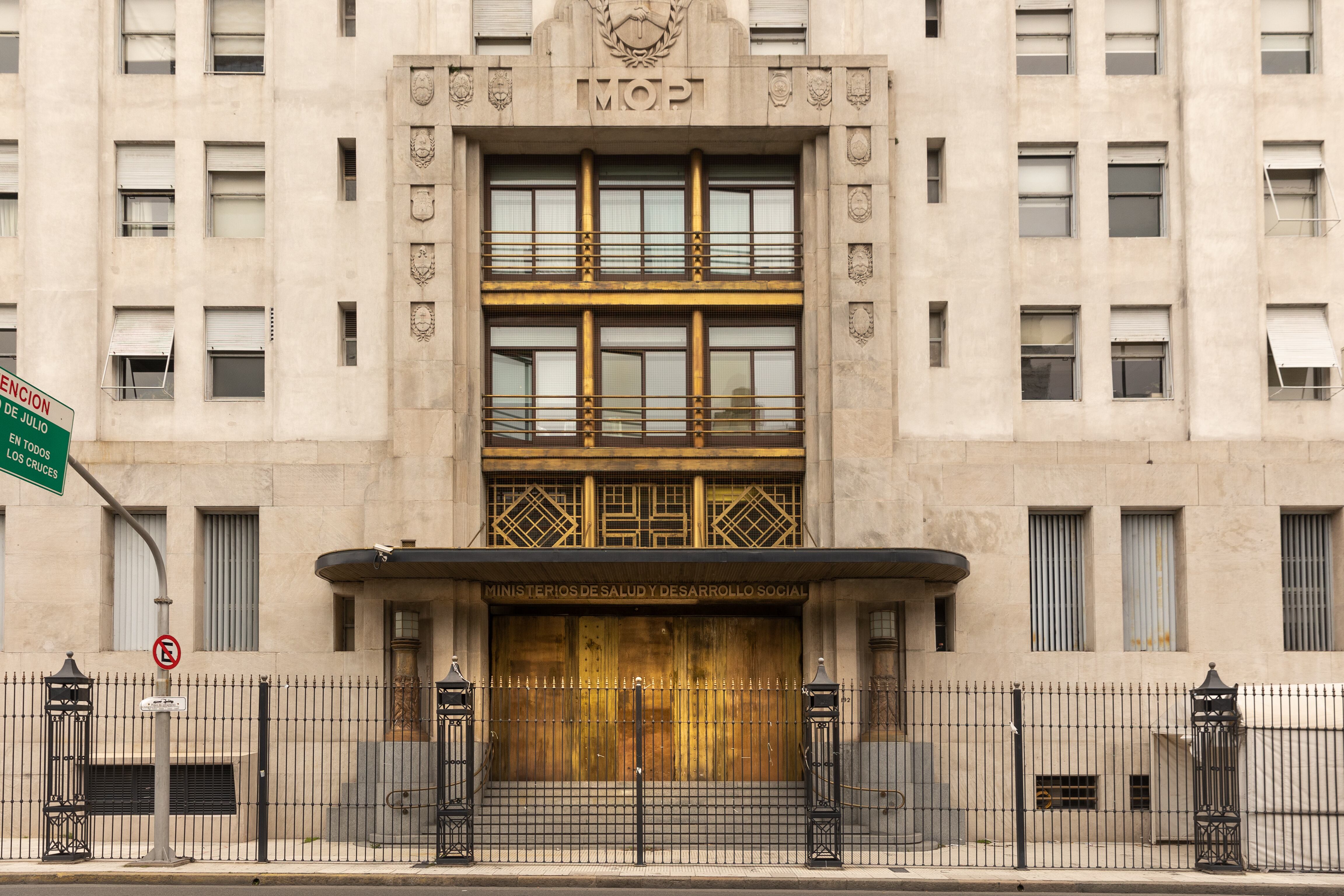 Fachada del Ministerio de Salud y Desarrollo Social en la ciudad de Buenos Aires. 