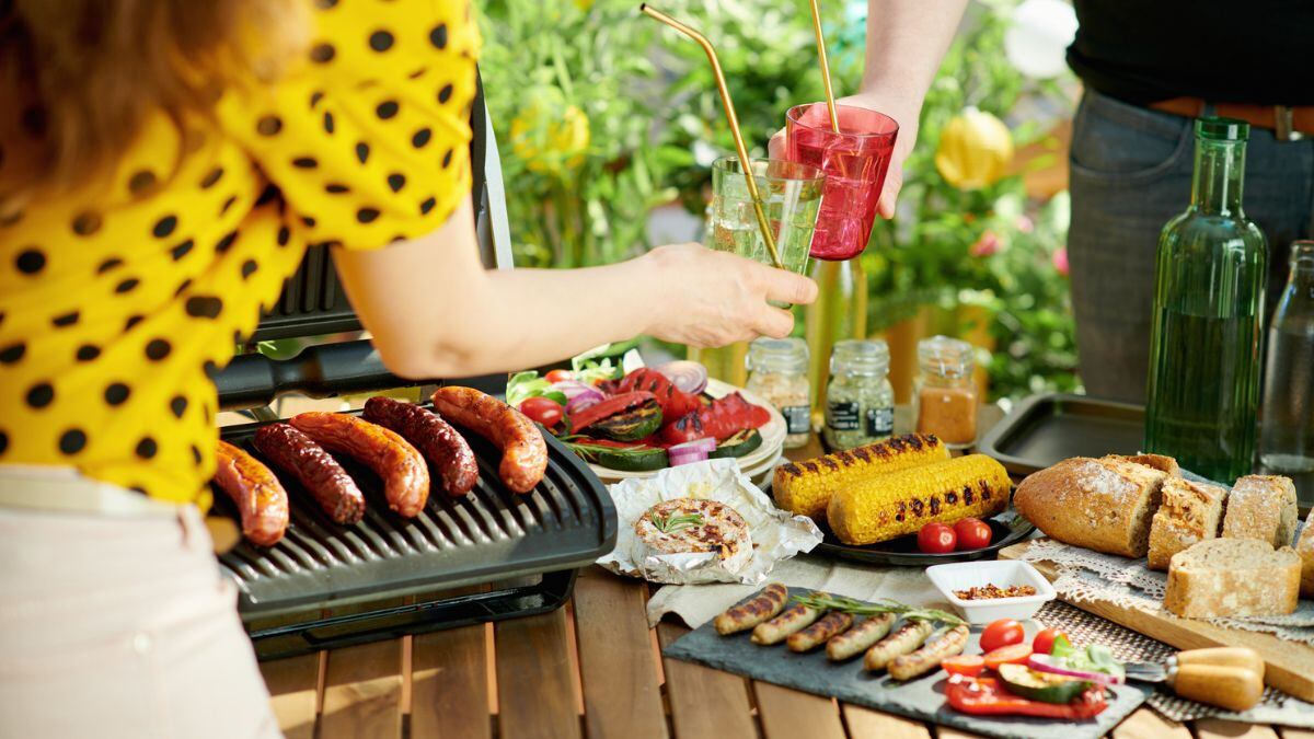 El grill superventas perfecto para hacer cenas deliciosas este verano (y tres recetas fáciles y sabrosas)