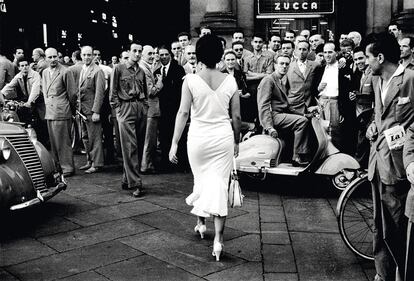 ‘Gli italiani si voltano’, 1954, una foto que hizo historia, forma parte de su colección.