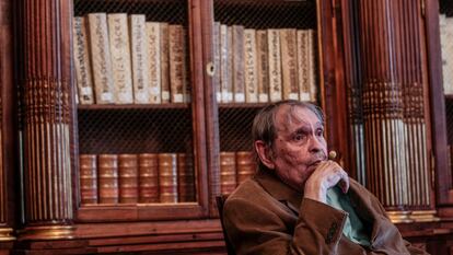 El escritor venezolano Rafael Cadenas, Premio Cervantes 2022, en la Biblioteca Nacional, este jueves.