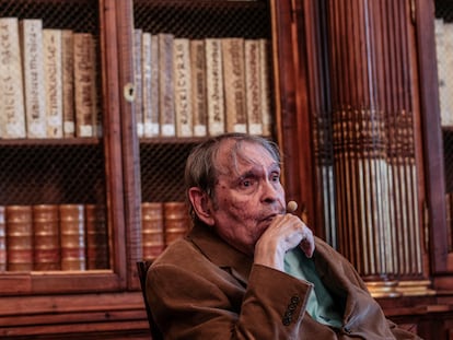 El escritor venezolano Rafael Cadenas, Premio Cervantes 2022, en la Biblioteca Nacional, este jueves.