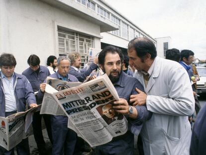 Trabajadores leyendo el periódico después de la elección de François Mitterrand el 11 de mayo de 1981, Francia.