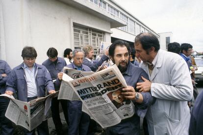 Trabajadores leyendo el periódico después de la elección de François Mitterrand el 11 de mayo de 1981, Francia.