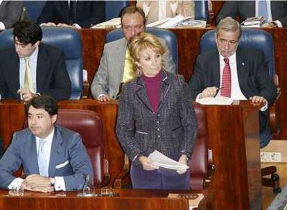 Ignacio González, sentado junto a Esperanza Aguirre durante el pleno de la Asamblea de Madrid.