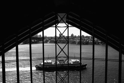 El ferry de Sídney pasa por una de las ventanas del Ópera de Sídney. En el edificio se realizan obras de teatro, ballet, ópera o producciones musicales. Es sede de la compañía Ópera Australia, la Compañía de Teatro de Sídney y la Orquesta Sinfónica de Sídney.