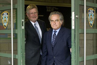 Taylor (izquierda) y Brafman, abogados de Strauss-Kahn, salen de la comisaría en la que se encontraba su cliente.