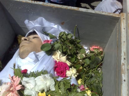 En esta imagen de periodismo ciudadano distribuída por AP, se muestra el cadáver de uno de los enterrados en Homs el sábado.