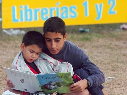 Dos niños en el recinto de la Feria del Libro de La Habana.