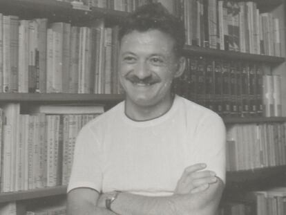 Mario Benedetti, junto a su biblioteca, en 1963.
