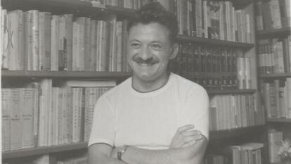 Mario Benedetti, junto a su biblioteca, en 1963.