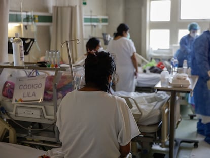 Trabajadores de salud atienden a pacientes en un hospital en Toluca, en febrero de este año.
