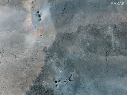 Agujeros dejados por las bombas antibúnker de Estados Unidos en la planta de enriquecimiento de uranio de Fordow, en Irán