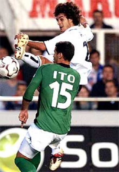 Aimar salta ante Ito.