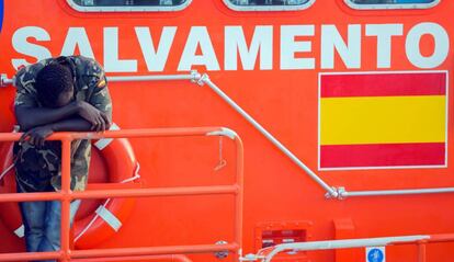 Un inmigrante subsahariano, con una camisa del ejército español, llega al puerto de Málaga tras ser evacuado por Salvamento Marítimo del islote de Alborán, en septiembre de 2019.