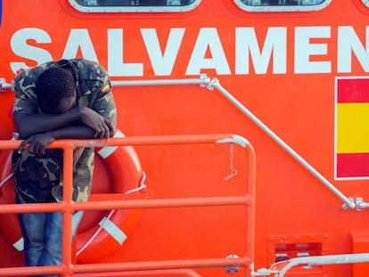 Un inmigrante subsahariano, con una camisa del ejército español, llega al puerto de Málaga tras ser evacuado por Salvamento Marítimo del islote de Alborán, en septiembre de 2019.