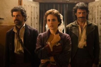 Amelia, el personaje interpretado por Aura Garrido, junto a Alonso y Julián en 'El ministerio del tiempo'.