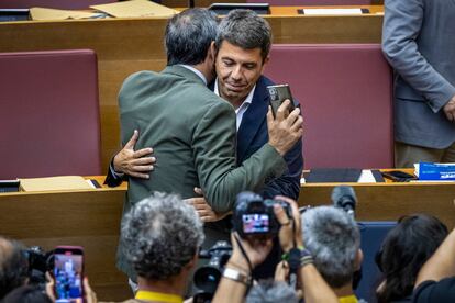 El presidente de la Generalitat, Carlos Mazón, saluda al vicepresidente, Vicente Barrera, al llegar al pleno de Les Corts Valencianes este jueves. 