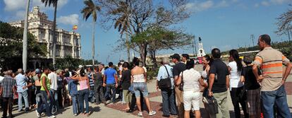 Cientos de cubanos hacen cola desde ayer frente a la legación española en La Habana para solicitar la nacionalidad española.