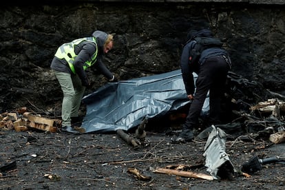 Personal de emergencias cubren el cadáver de una persona muerta en el ataque, este viernes en Kiev.  