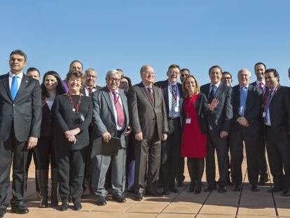 Chacón, Ayala y Puig con los participantes en la reunión del Comité Mediterráneo de la Internacional Socialista.