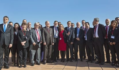 Chacón, Ayala y Puig con los participantes en la reunión del Comité Mediterráneo de la Internacional Socialista.