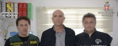 Lucio Morrone, conocido como &#039;Spalluzzella&#039;, junto a agentes de la Guardia Civil y de los Carabinieri.