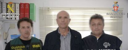 Lucio Morrone, conocido como 'Spalluzzella', junto a agentes de la Guardia Civil y de los Carabinieri.