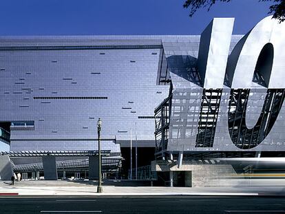 Edificio Caltrans, en Los Ángeles (Estados Unidos), proyectado por el Grupo Morphosis, cuyo líder es Thom Mayne.