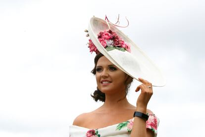 Una mujer lleva un sombrero blanco durante el primer día de la Royal Ascot 2018.