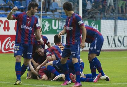 Alegría de jugadores del Eibar tras conseguir el ascenso a Segunda.