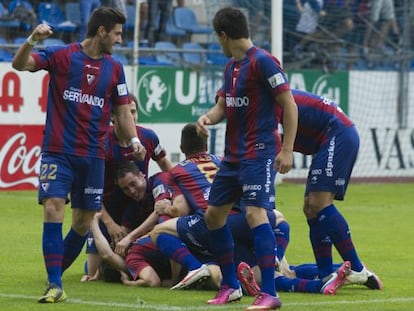 Alegría de jugadores del Eibar tras conseguir el ascenso a Segunda.