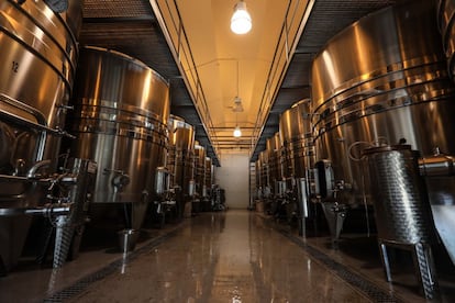 Barricas de fermentación de la Bodega Las Moradas.