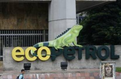 Vista del logo de la petrolera estatal colombiana Ecopetrol en la fachada de su edificio sede en Bogot (Colombia). EFE/Archivo