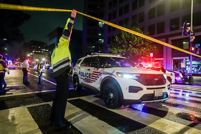 La policía explora dónde ha ocurrido el disparo, el jueves a Washington. 