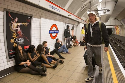 Pasajeros esperan en la estación Oxford Street a la llegada del próximo tren.