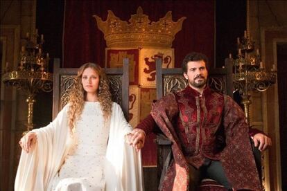 Michelle Jenner y Rodolfo Sancho como Isabel de Castilla y Fernando de Aragón en la serie 'Isabel'.