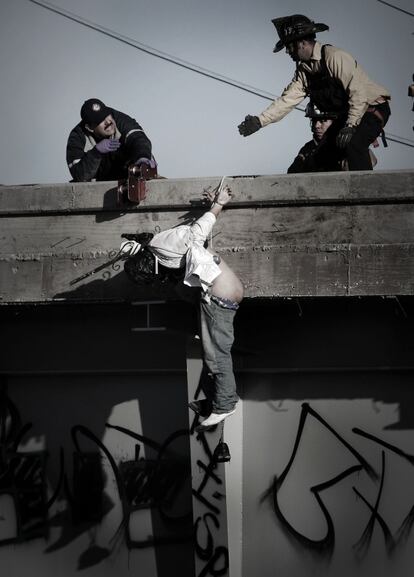 "Es una imagen que se encuentra la ciudadanía. Estas apariciones se producen a muy tempranas horas, cuando los niños van a la escuela", explica el autor. "Para mí, resultó una metáfora visual con el bombero haciendo una señal y el cuerpo que podría representar a un Cristo crucificado." Alejandro Cossío realizó las fotos en la ciudad mexicana de Tijuana.