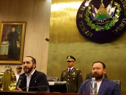 El presidente de El Salvador, Nayib Bukele, tras irrumpir en la Asamblea Legislativa arropado por militares.