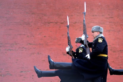 Soldados del Regimiento Presidencial marchan durante la ceremonia de cambio de guardia en la Tumba del Soldado Desconocido en Moscú, Rusia.










