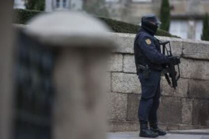 Un agente vigila en las inmediaciones de la catedral de Santiago durante la ceremonia de apertura de la Puerta Santa.