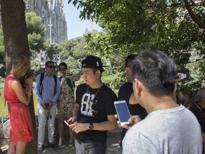 Turistes al voltant de la Sagrada Família de Barcelona.