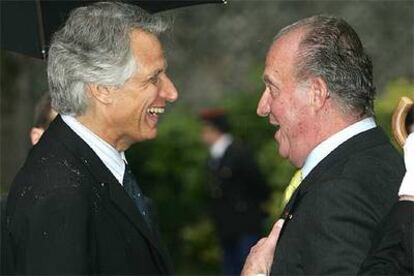 El rey Juan Carlos habla con el primer ministro francs, Dominique de Villepin.