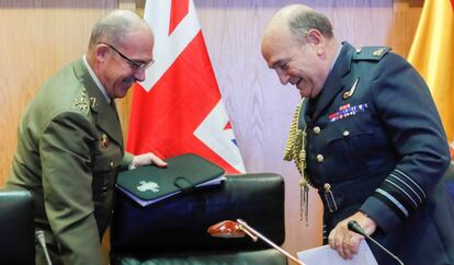 El jefe de Estado Mayor de la Defensa, el general Fernando Alejandre, a la izquierda, y su homólogo británico, Stuart Peach.